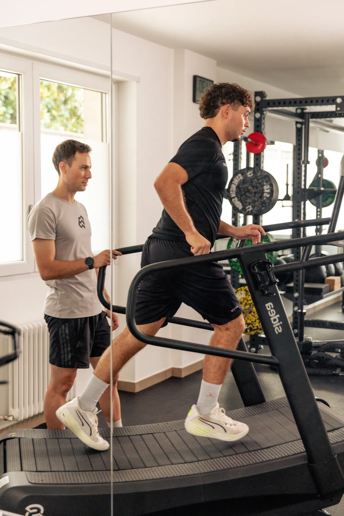 Allenamento della performance sul tapis roulant nello studio AM Sport