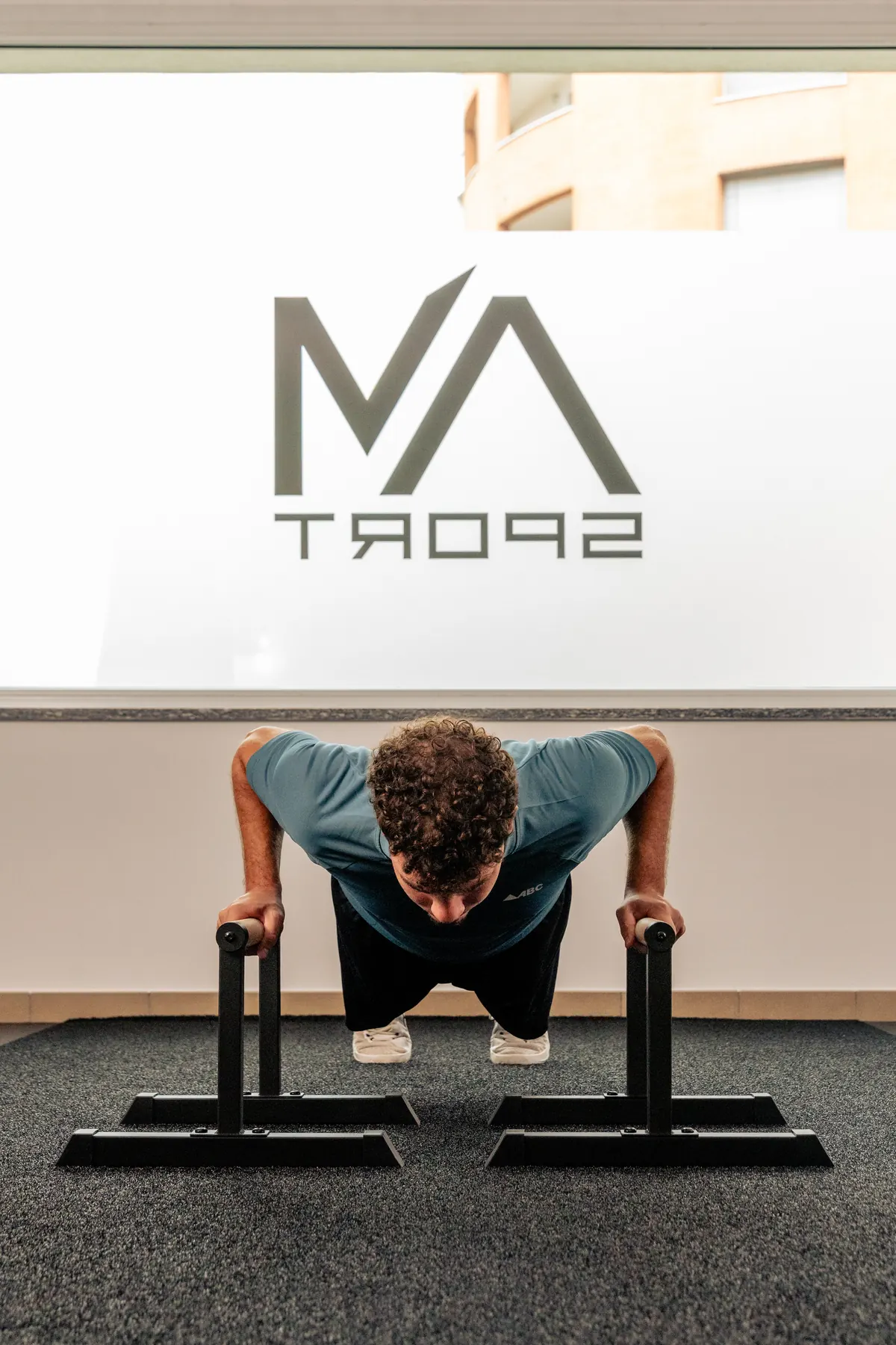 Esercizio alle parallele nello studio AM Sport